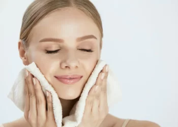 How To Cleanse Your Skin Right Way With A Skincare Routine