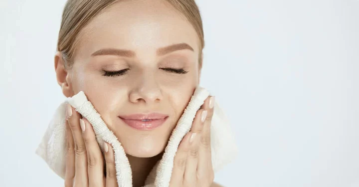 How To Cleanse Your Skin Right Way With A Skincare Routine